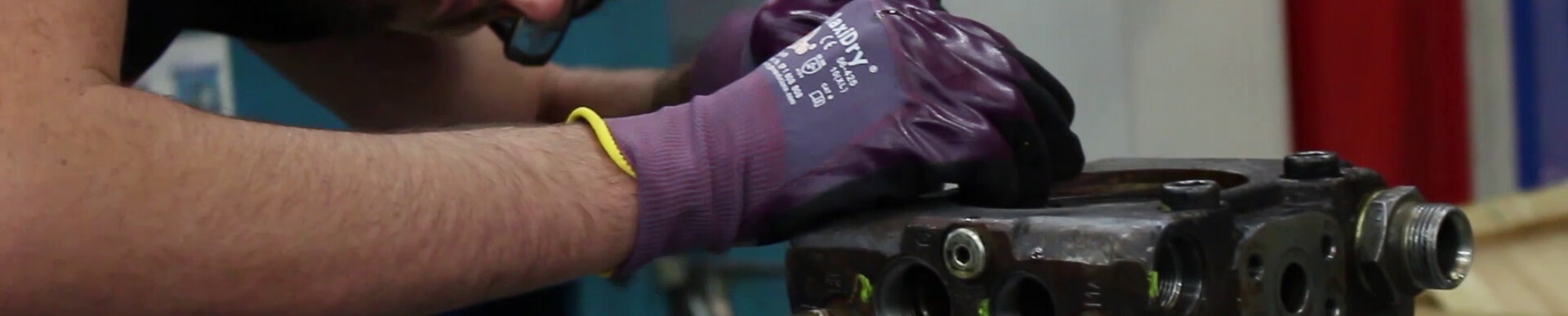 Ein Techniker repariert eine Kolbenpumpe